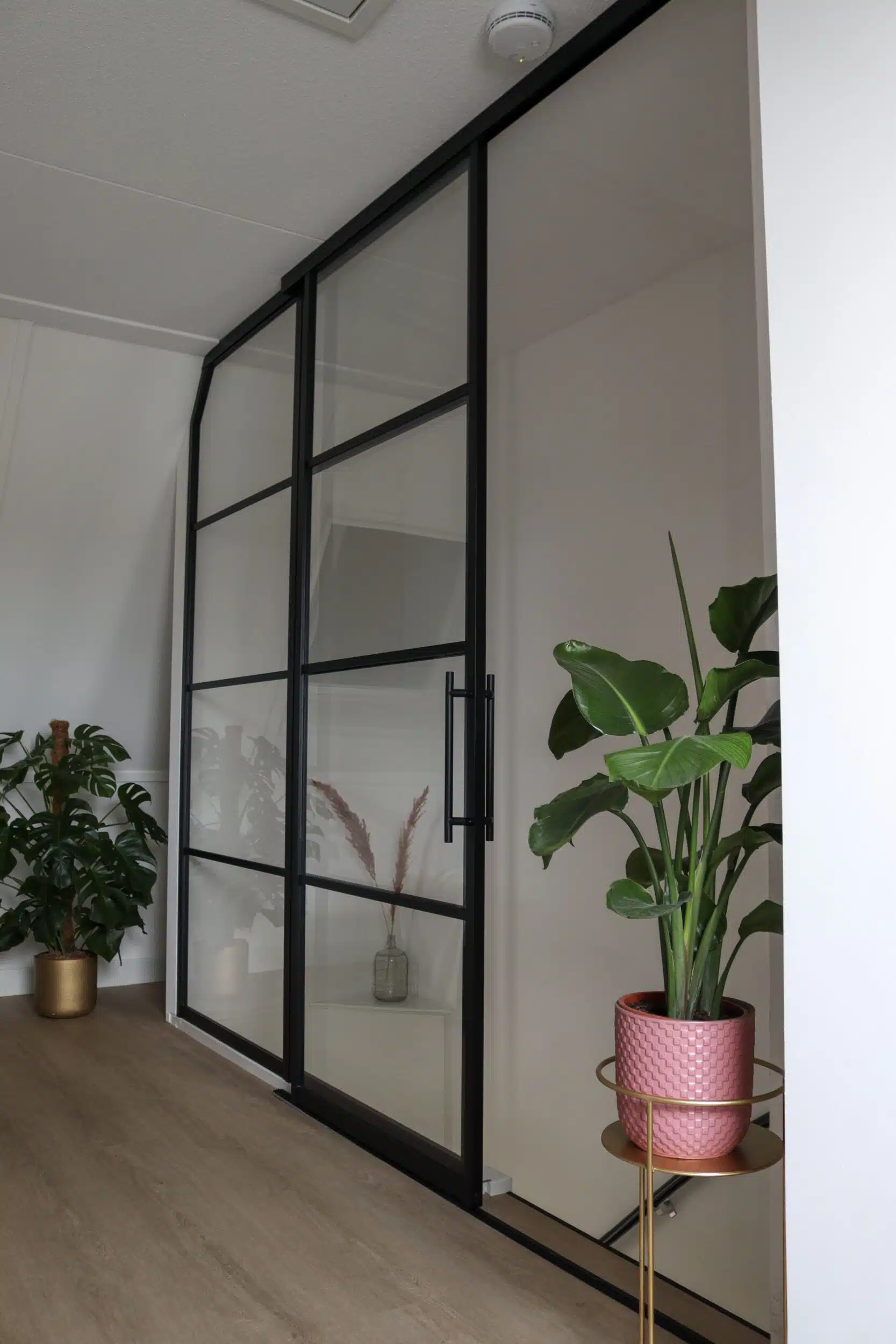 Glazen schuifwand inclusief montage: transformeer uw ruimte met elegante functionaliteit 2 Stipt Design Glazen schuifwand inclusief montage