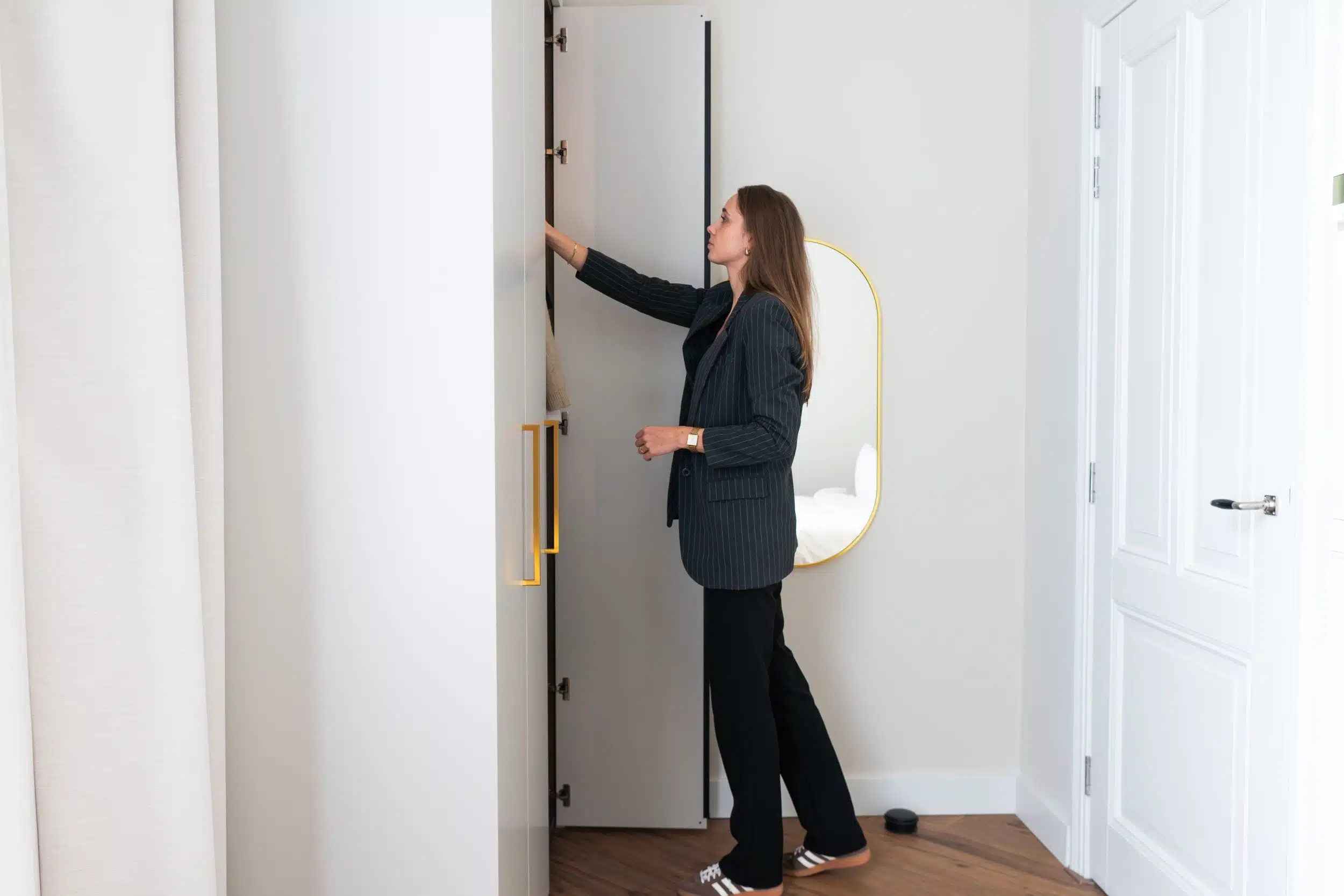 Jouw kast op maat laten maken? Stipt Op Maat - in 3 stappen 13 Stipt Design Maatwerk kasten van Stipt Op Maat, vakkundig ontworpen en stijlvol geplaatst in een modern interieur | Kledingkast op maat