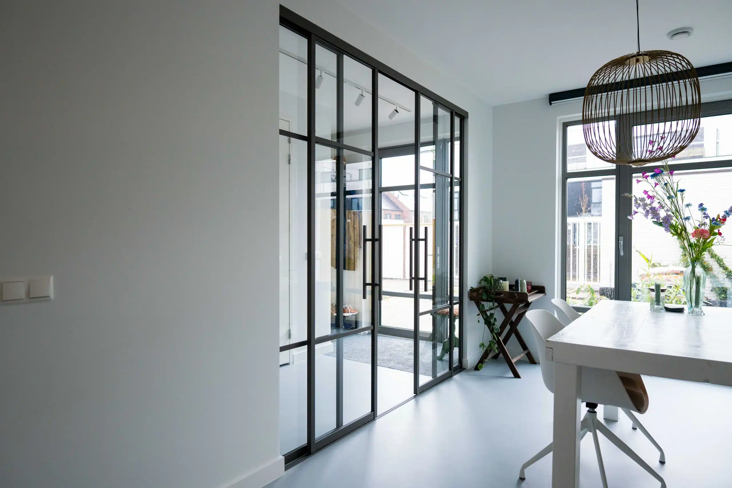 Stipt Op Maat - Jouw op maat gemaakte scharnierdeur 16 Stipt Design Nauwkeurig op maat gemaakte aluminium schuifwand van Stipt op Maat, met een eigentijds ontwerp en soepele schuifmechanismen, ideaal voor het optimaliseren van ruimte en stijl in uw interieur.
