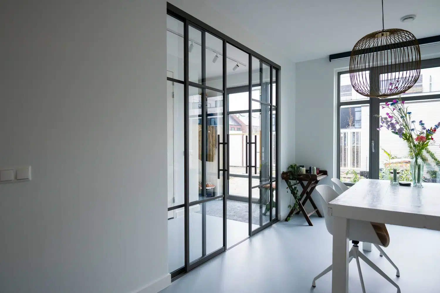 Stipt Op Maat Nijkerk - Maatwerk Kasten en Aluminium Deuren 3 Stipt Design Aluminium schuifdeur | Stalen schuifdeur | Nauwkeurig op maat gemaakte aluminium schuifwand van Stipt op Maat, met een eigentijds ontwerp en soepele schuifmechanismen, ideaal voor het optimaliseren van ruimte en stijl in uw interieur.