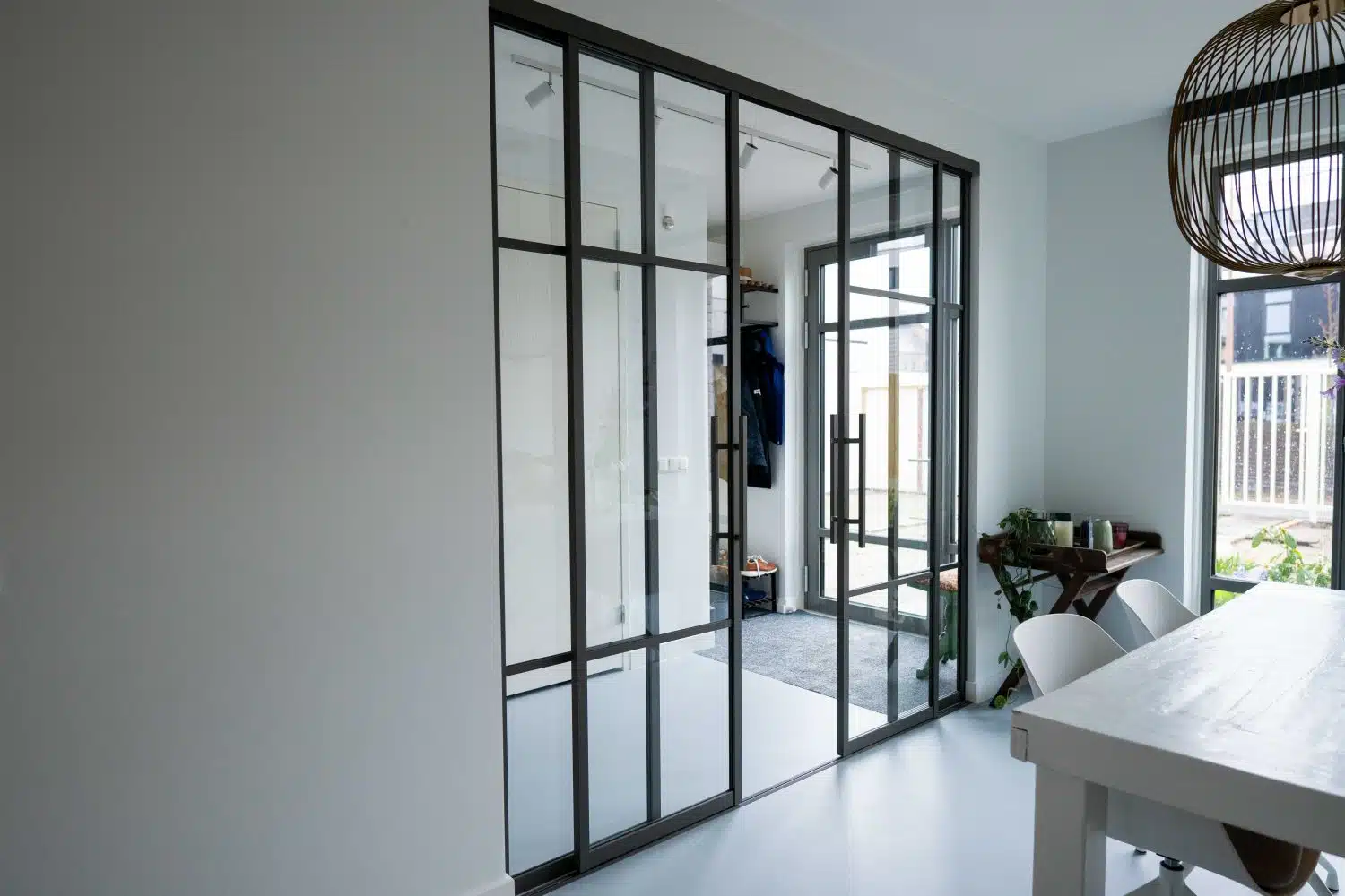 Glazen schuifwand inclusief montage: transformeer uw ruimte met elegante functionaliteit 4 Stipt Design Nauwkeurig op maat gemaakte aluminium schuifwand van Stipt op Maat, met een eigentijds ontwerp en soepele schuifmechanismen, ideaal voor het optimaliseren van ruimte en stijl in uw interieur.