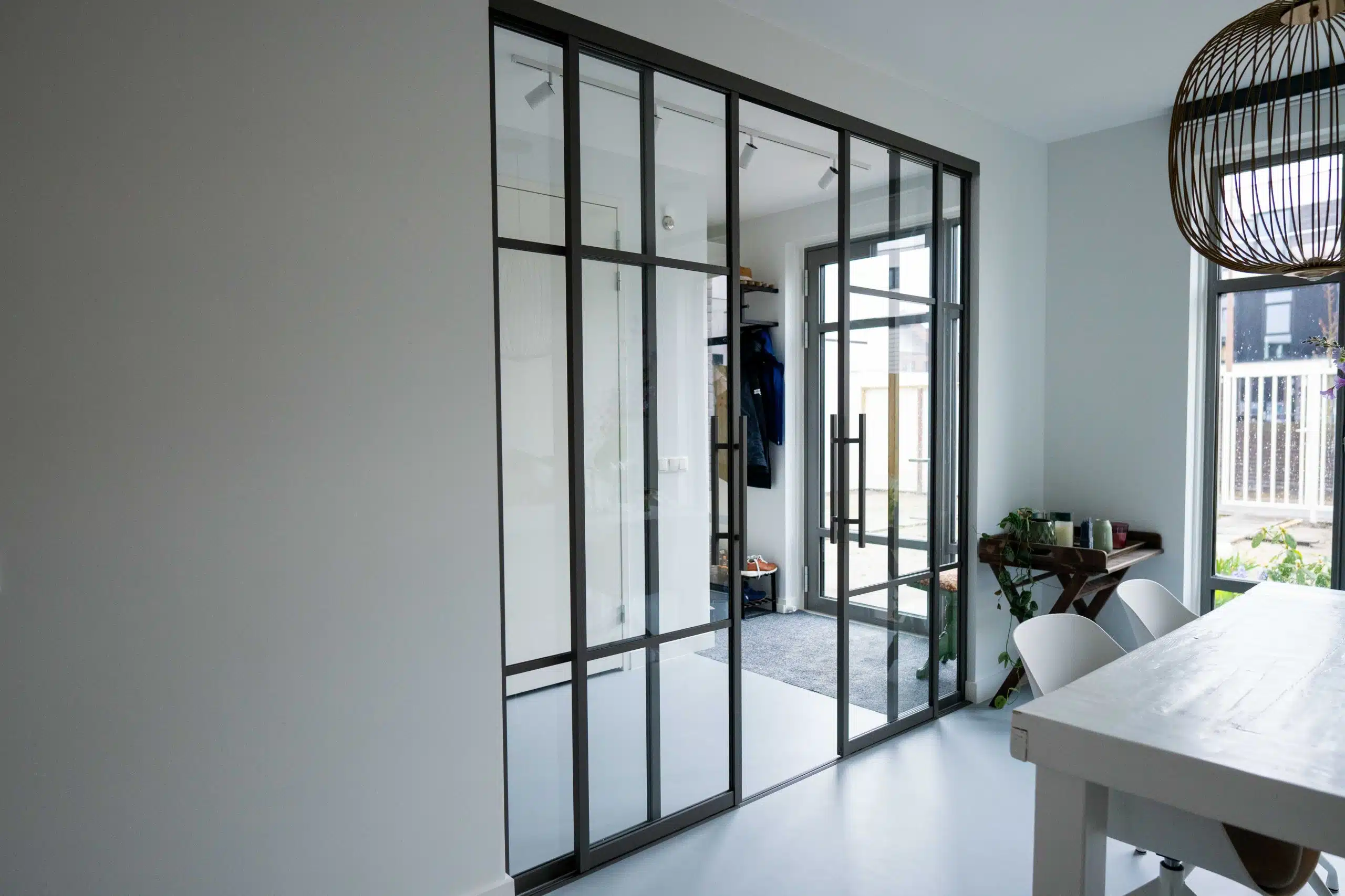 Kies jouw perfecte vaste paneel bij Stipt Op Maat ✔️ 11 Stipt Design Nauwkeurig op maat gemaakte aluminium schuifwand van Stipt op Maat, met een eigentijds ontwerp en soepele schuifmechanismen, ideaal voor het optimaliseren van ruimte en stijl in uw interieur.