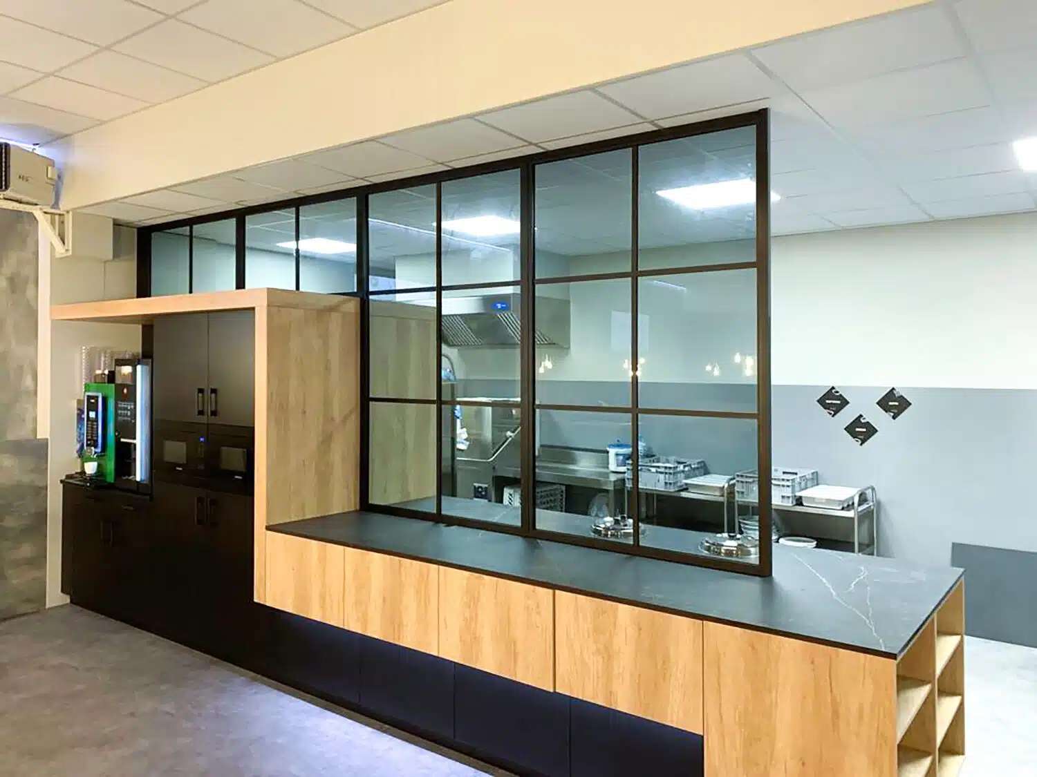 Kies jouw perfecte vaste paneel bij Stipt Op Maat ✔️ 4 Stipt Design Aluminium paneel - Op maat gemaakte aluminium deuren