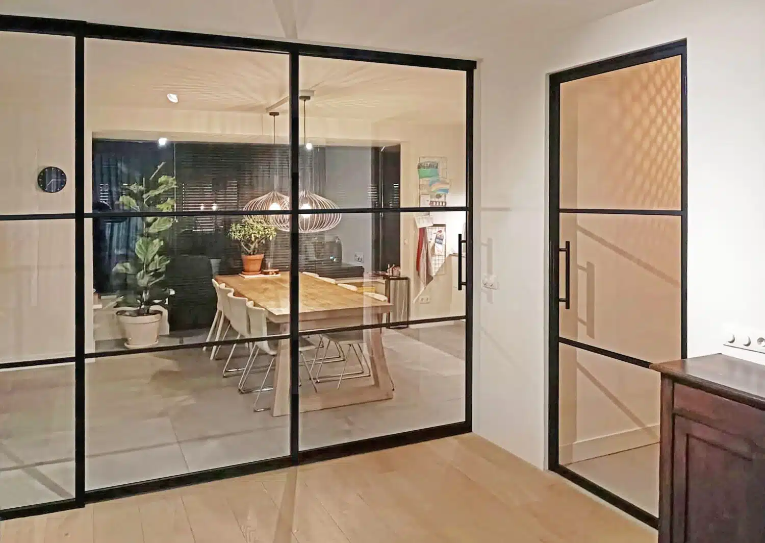 Aluminium deuren op maat 30 Stipt Design Aluminium deur - Op maat gemaakte scharnierdeur