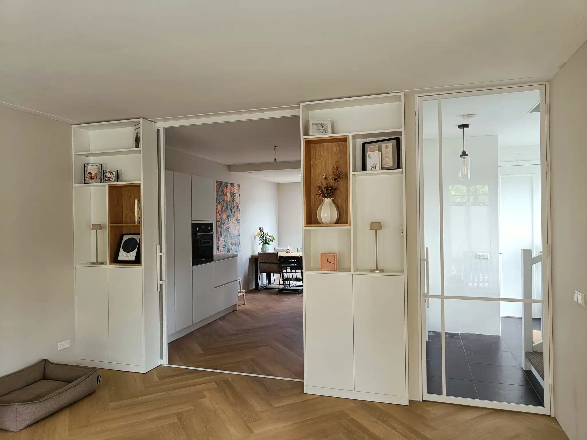 Bureau in kast verwerkt: de perfecte oplossing voor optimaal ruimtegebruik 3 Stipt Design Kasten woonkamer op maat