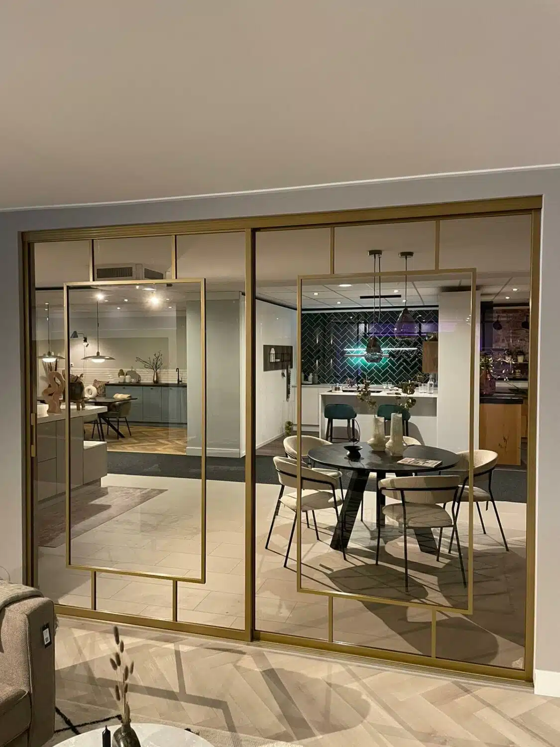 Glazen schuifwand inclusief montage: transformeer uw ruimte met elegante functionaliteit 6 Stipt Design Stalen deur goud - Op maat gemaakte aluminium deuren