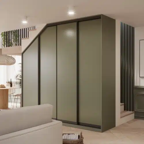 Ontdek onze galerij met maatwerk kasten - Stipt Op Maat 17 Stipt Design Schuifdeur op maat met houtdecor en zwarte profielen, gemonteerd in een moderne slaapkamer.