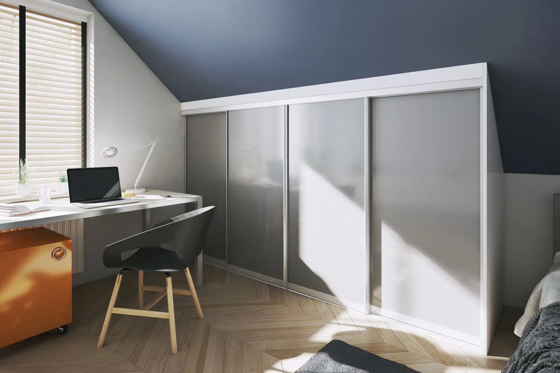 Losse schuifdeuren voor kledingkasten 4 Stipt Design Moderne kledingkast met nieuwe schuifdeuren op maat, perfect passend in een nisconstructie.