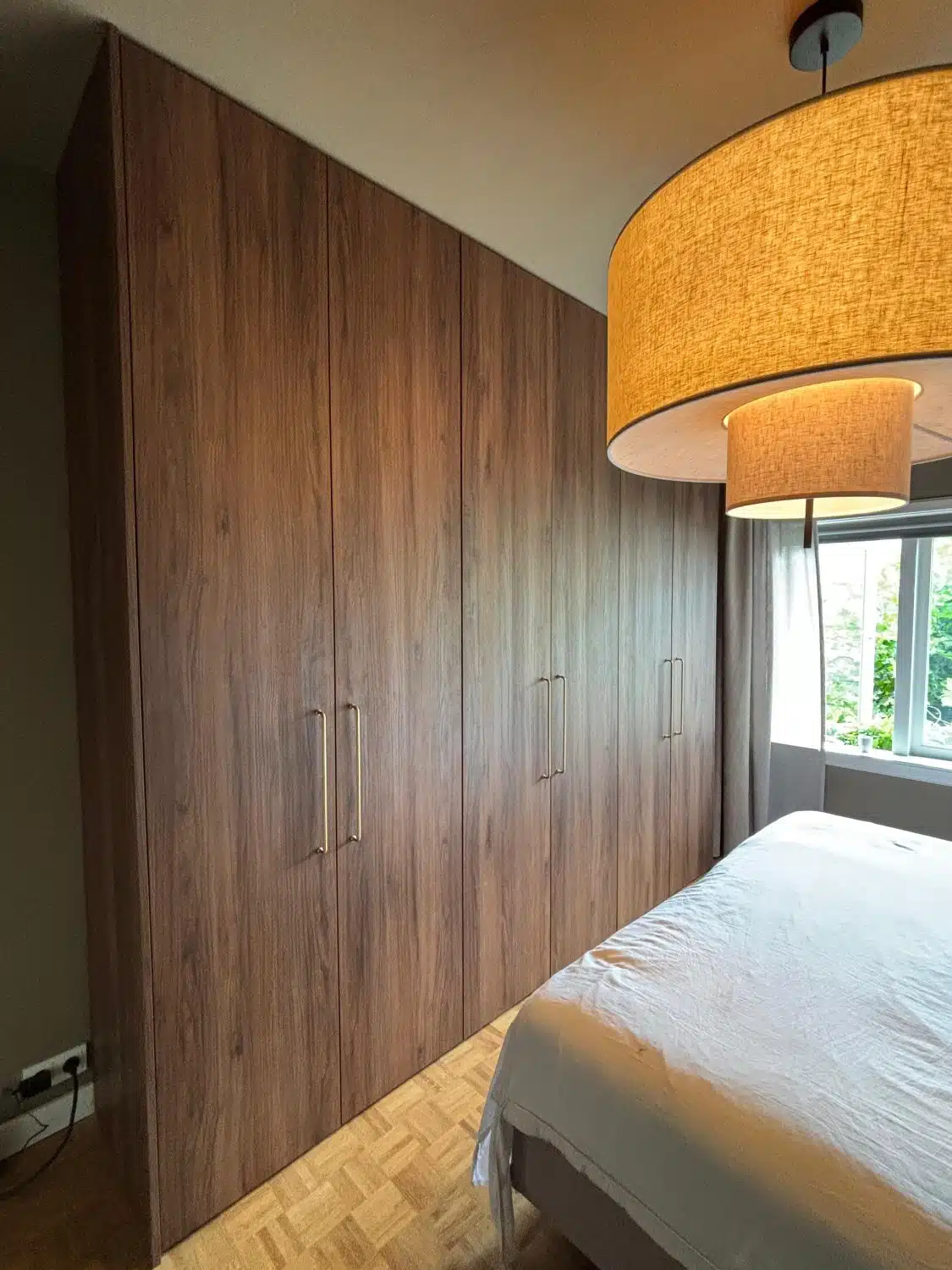 Jouw kast op maat laten maken? Stipt Op Maat - in 3 stappen 26 Stipt Design Strakke maatwerk kast met geïntegreerde lades en open vakken in moderne woonkamer