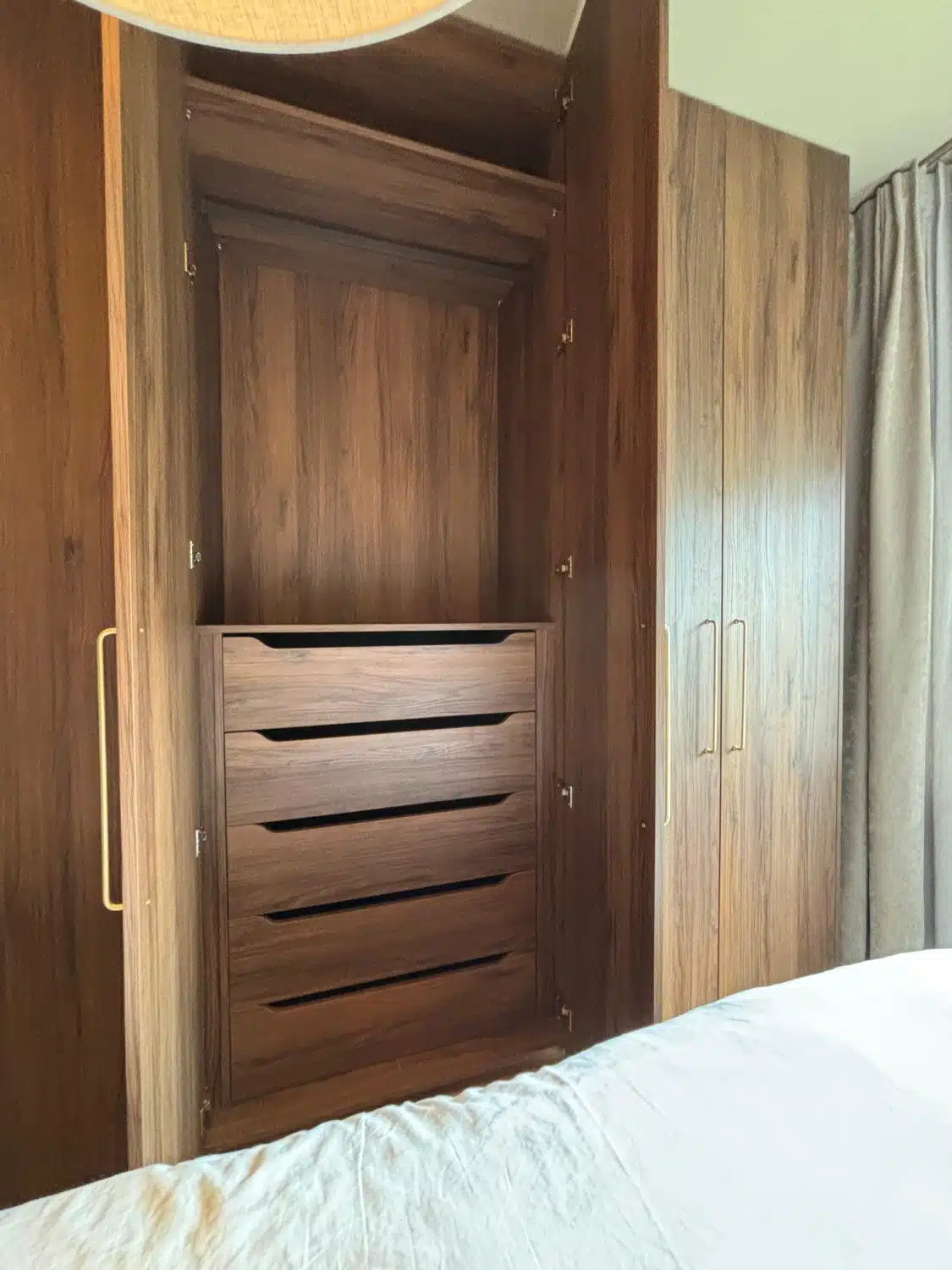 Jouw kast op maat laten maken? Stipt Op Maat - in 3 stappen 36 Stipt Design Strakke maatwerk kast met geïntegreerde lades en open vakken in moderne slaapkamer
