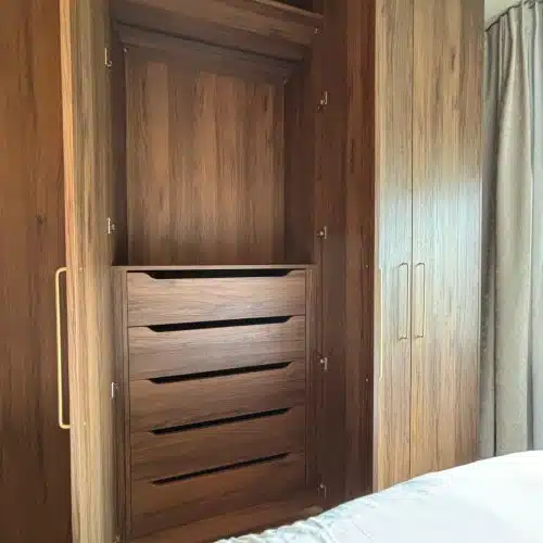 Ontdek onze galerij met maatwerk kasten - Stipt Op Maat 7 Stipt Design Strakke maatwerk kast met geïntegreerde lades en open vakken in moderne slaapkamer