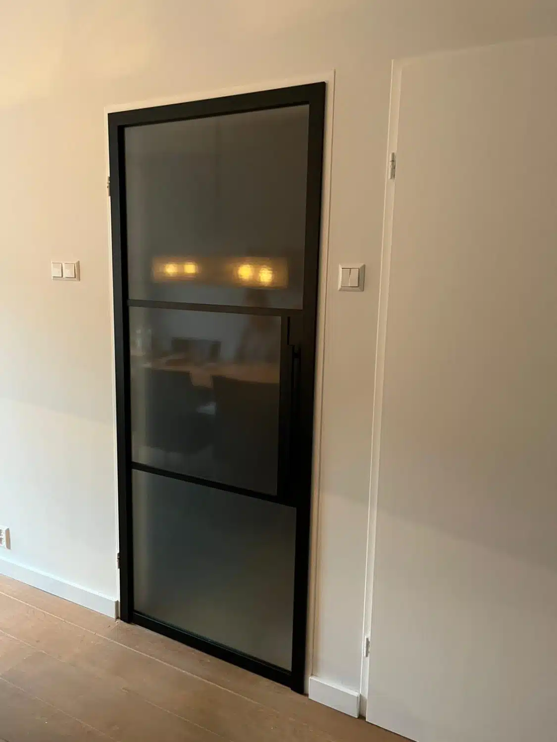 Opdekdeur zwart | zwarte opdekdeur | stalen deur in bestaand kozijn | Opdekdeur met glas