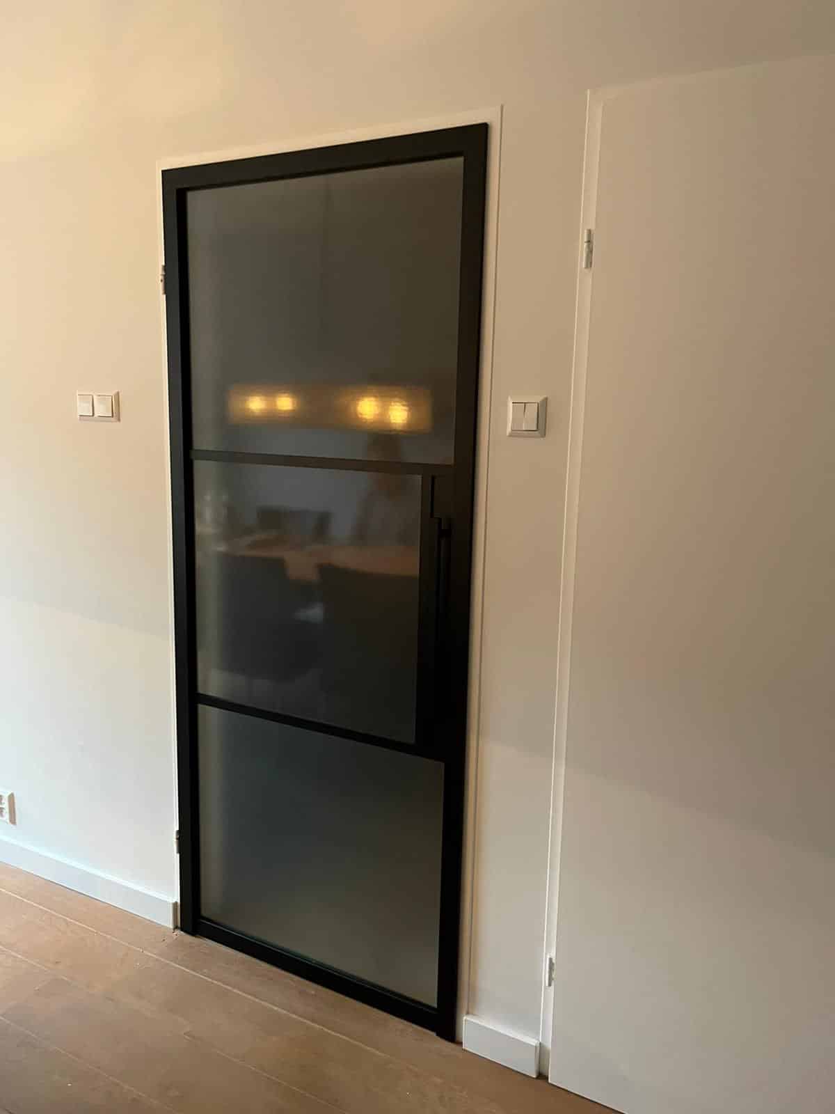 Opdekdeur zwart | zwarte opdekdeur | stalen deur in bestaand kozijn | Opdekdeur met glas