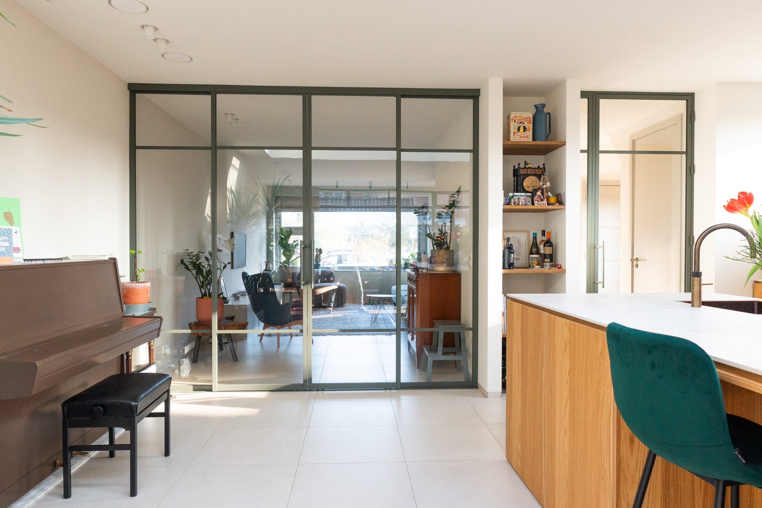 Aluminium schuifdeur in moderne woonkamer als stijlvolle roomdivider