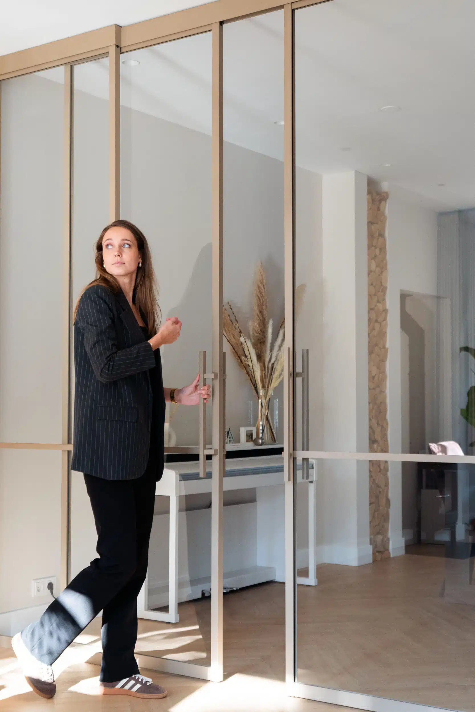 Voor en na installatie van schuifdeur woonkamer met extra licht en ruimte