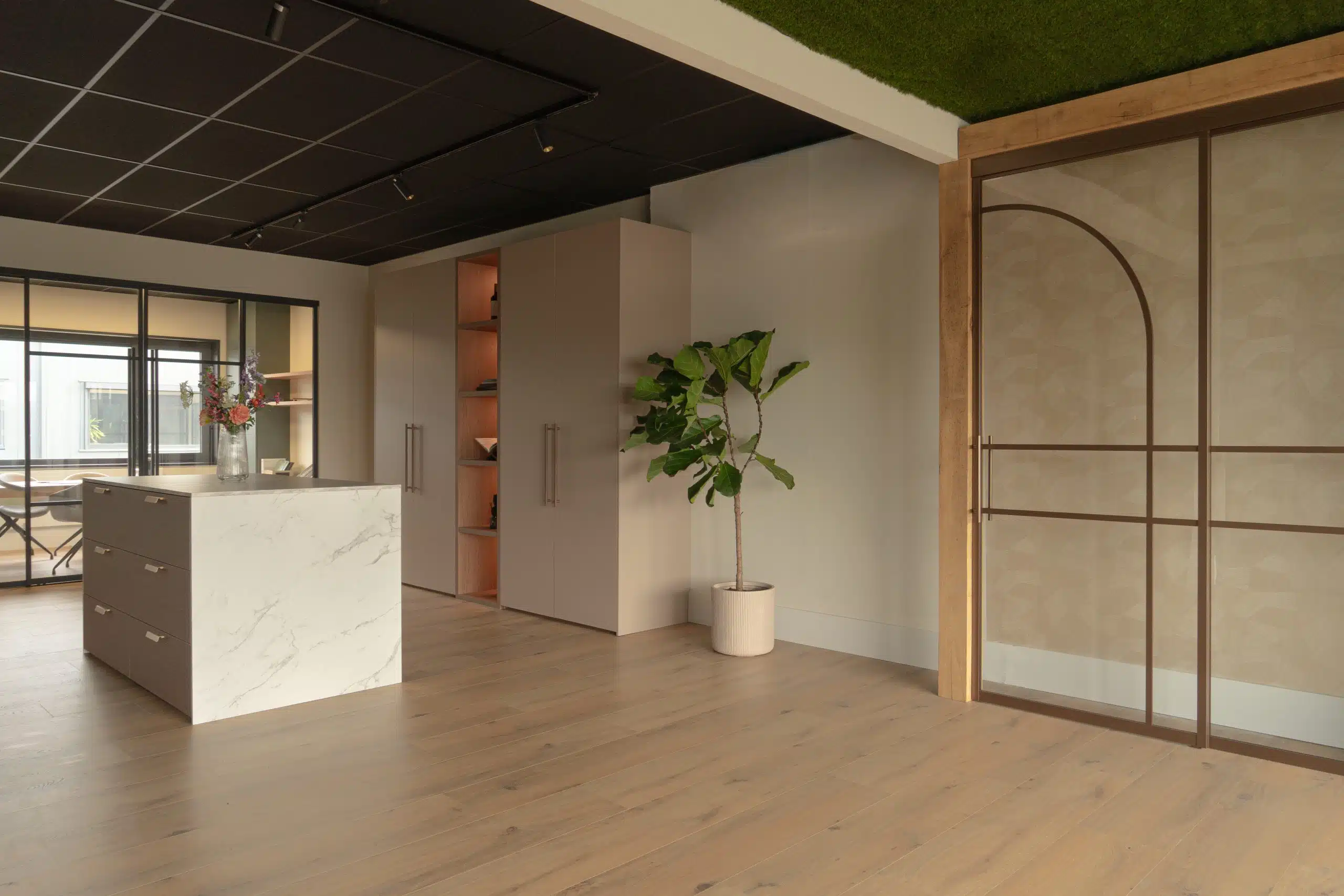 Maatwerk kasten en aluminium deuren van Stipt Op Maat: een moderne, witte inbouwkast voor kleding. | Kledingkast op maat