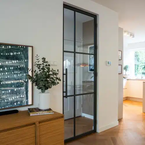 Aluminium scharnierdeur op maat met kozijn in Heemstede