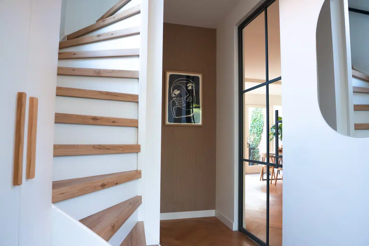 Maatwerk kast van Stipt Op Maat: een moderne, witte inbouwkast voor kleding. Maatwerk kasten en aluminium deuren | Nijkerk