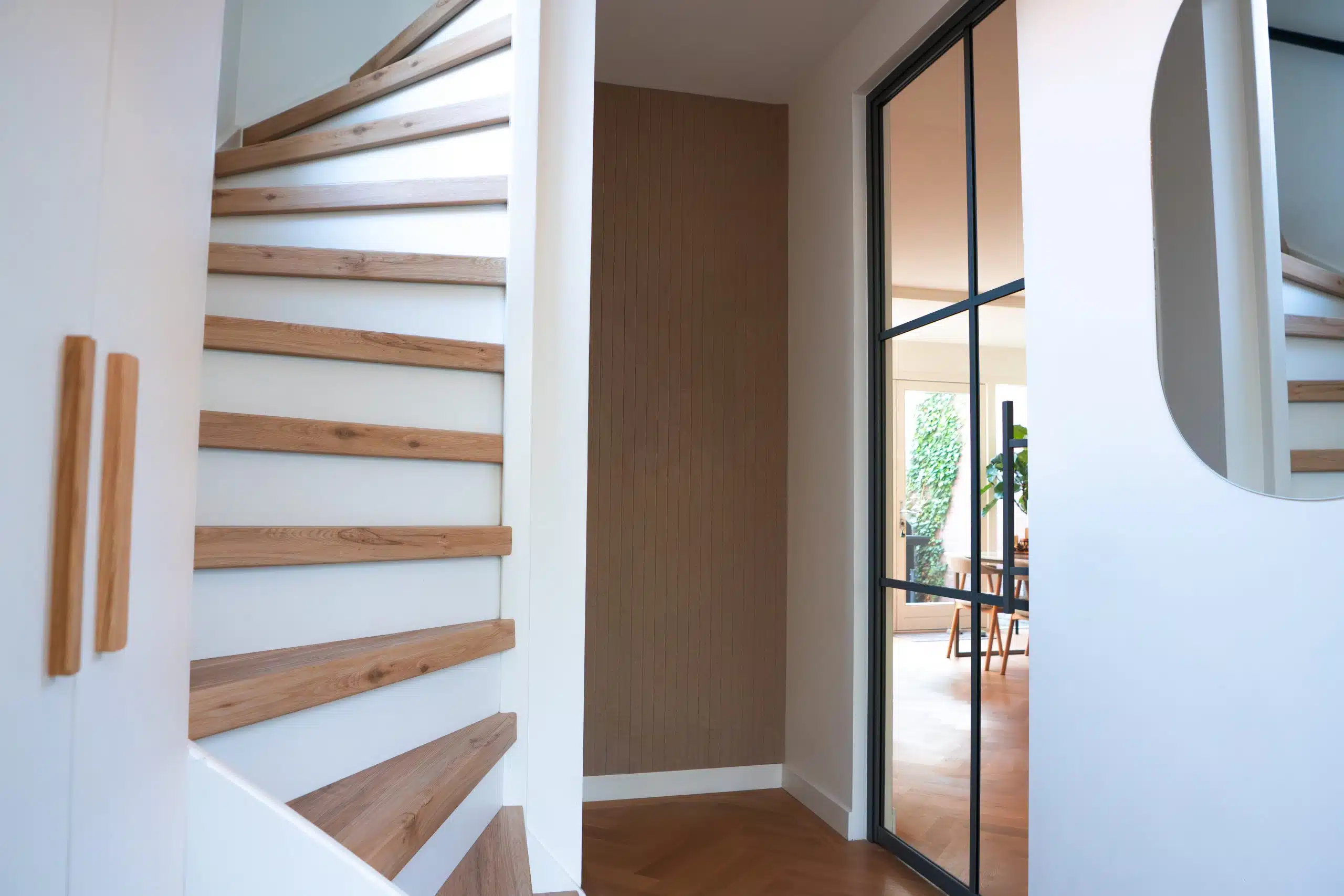 Maatwerk kast van Stipt Op Maat: een moderne, witte inbouwkast voor kleding. Maatwerk kasten en aluminium deuren | Nijkerk