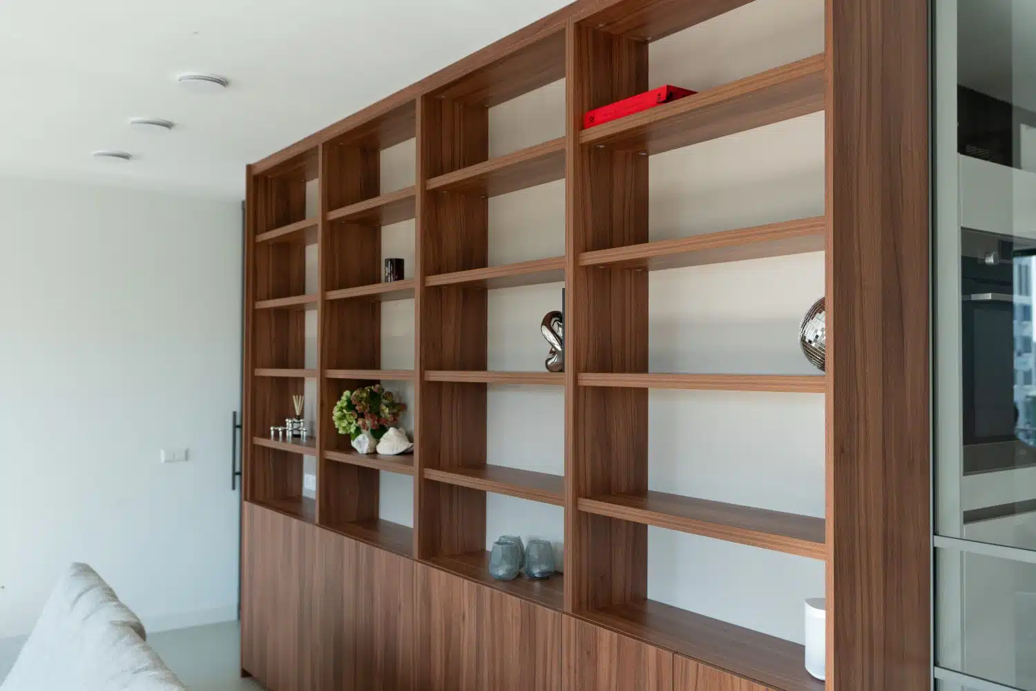 Maatwerk kast met stalen deuren en schuifdeur in Amsterdams interieur