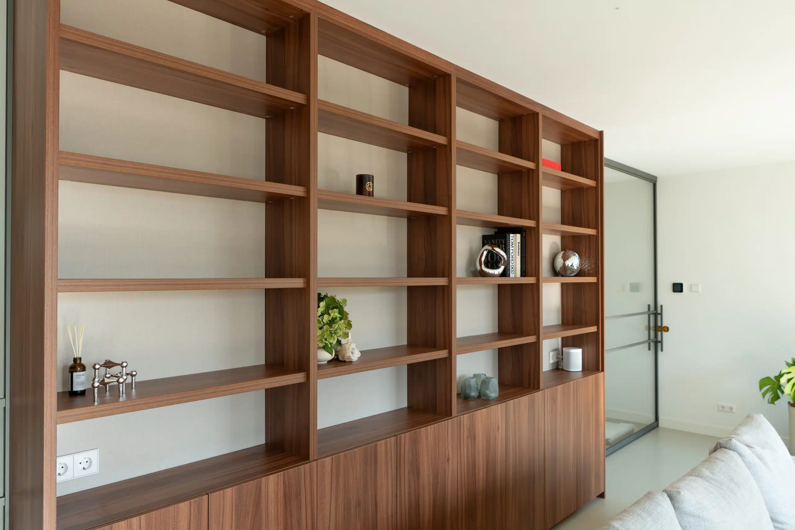 Maatwerk kast met stalen schuifdeur in moderne woning in Amsterdam