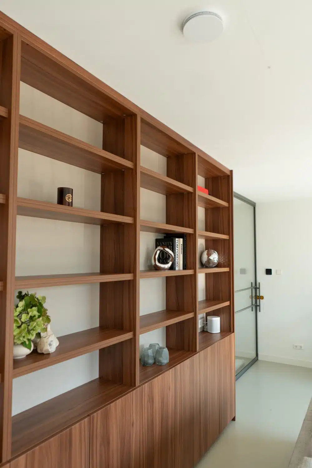 Stalen schuifdeur met maatwerk kast in luxe woning in Amsterdam