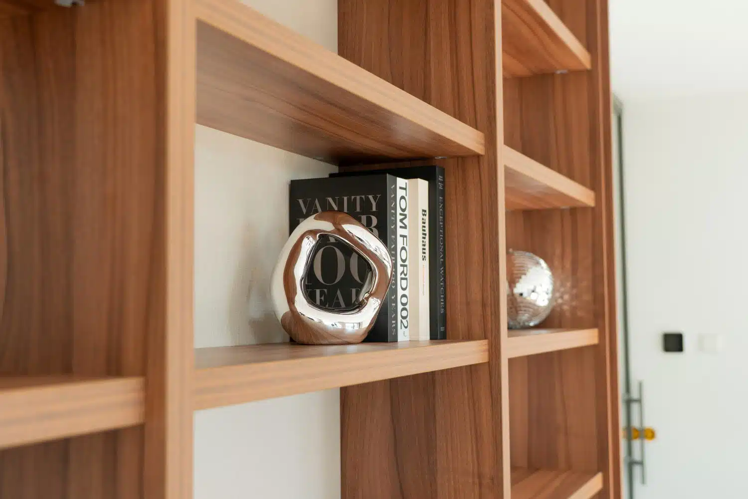 Maatwerk interieurkast met stalen schuifdeur in Amsterdamse woning