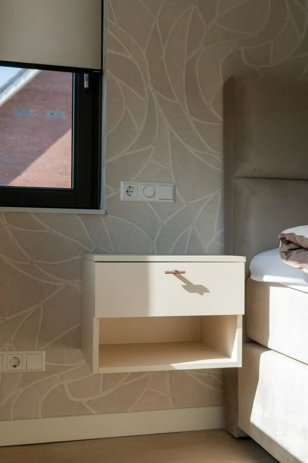 Strakke maatwerk kledingkast met kaptafel en spiegelwand in Woudenberg