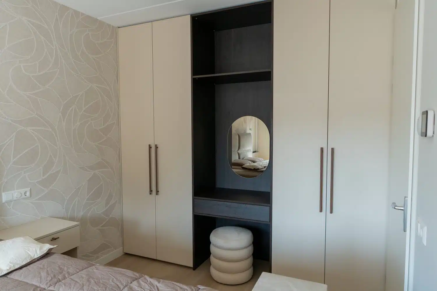 Maatwerk slaapkamerkast met kaptafel en nachtkastjes in Woudenberg