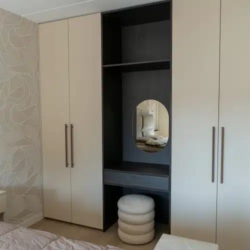 Maatwerk slaapkamerkast met kaptafel en nachtkastjes in Woudenberg