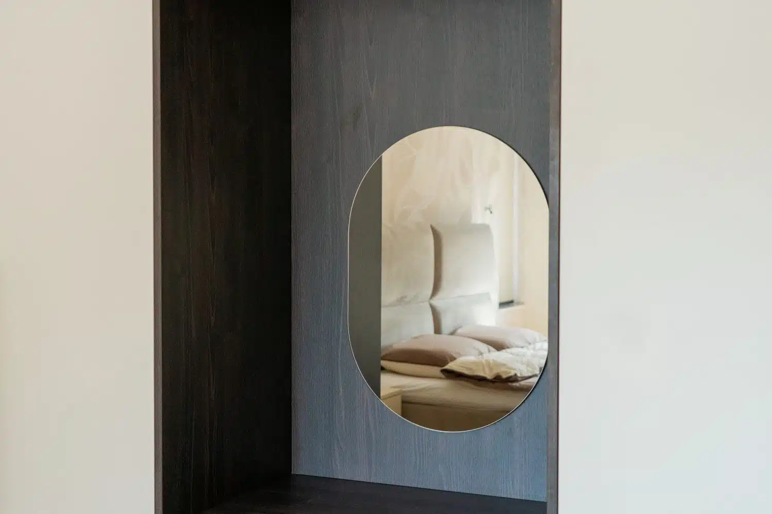 Op maat ontworpen kledingkast met geïntegreerde kaptafel en verlichting