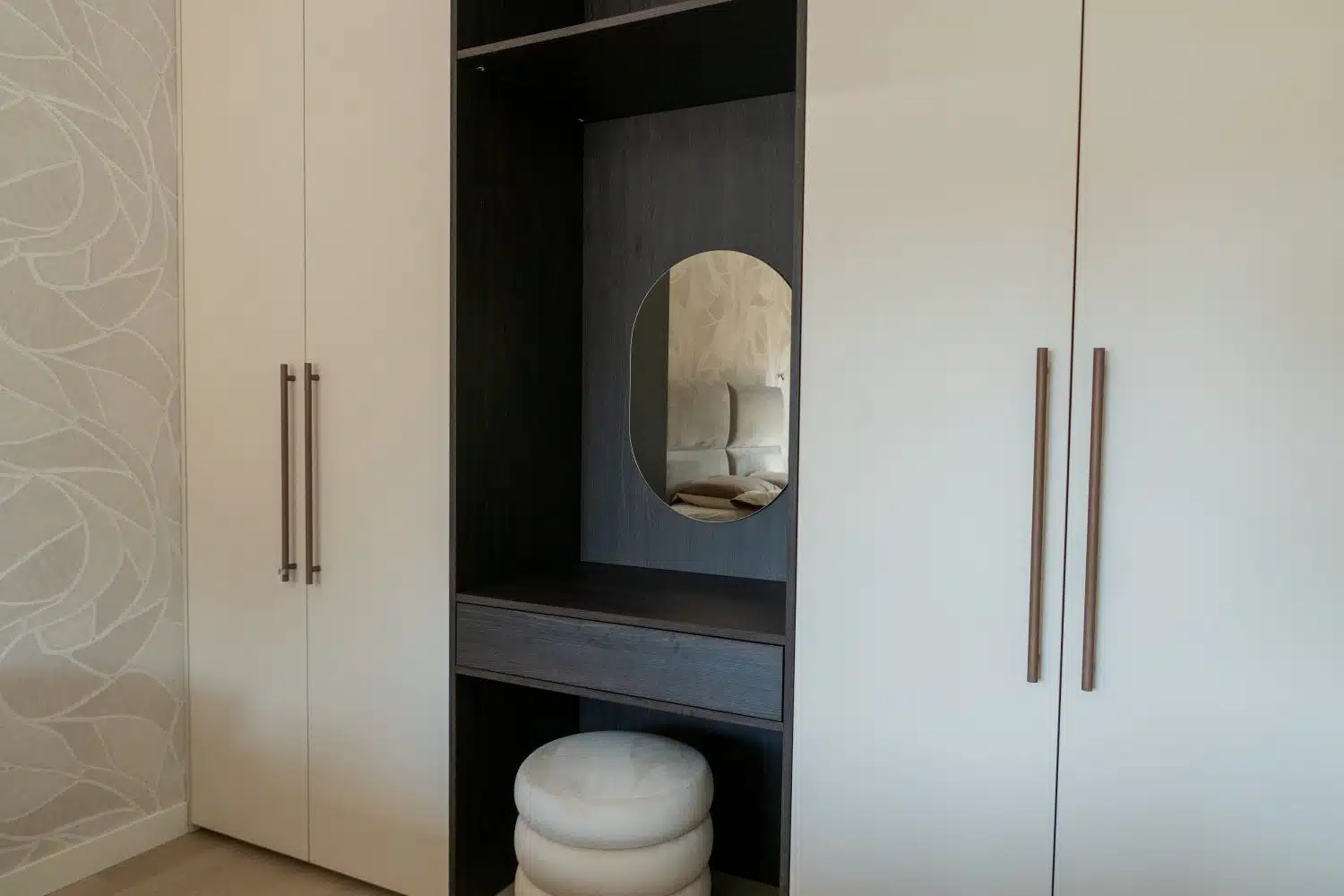 Slaapkamer met maatwerk kast en bijpassende nachtkastjes in Woudenberg