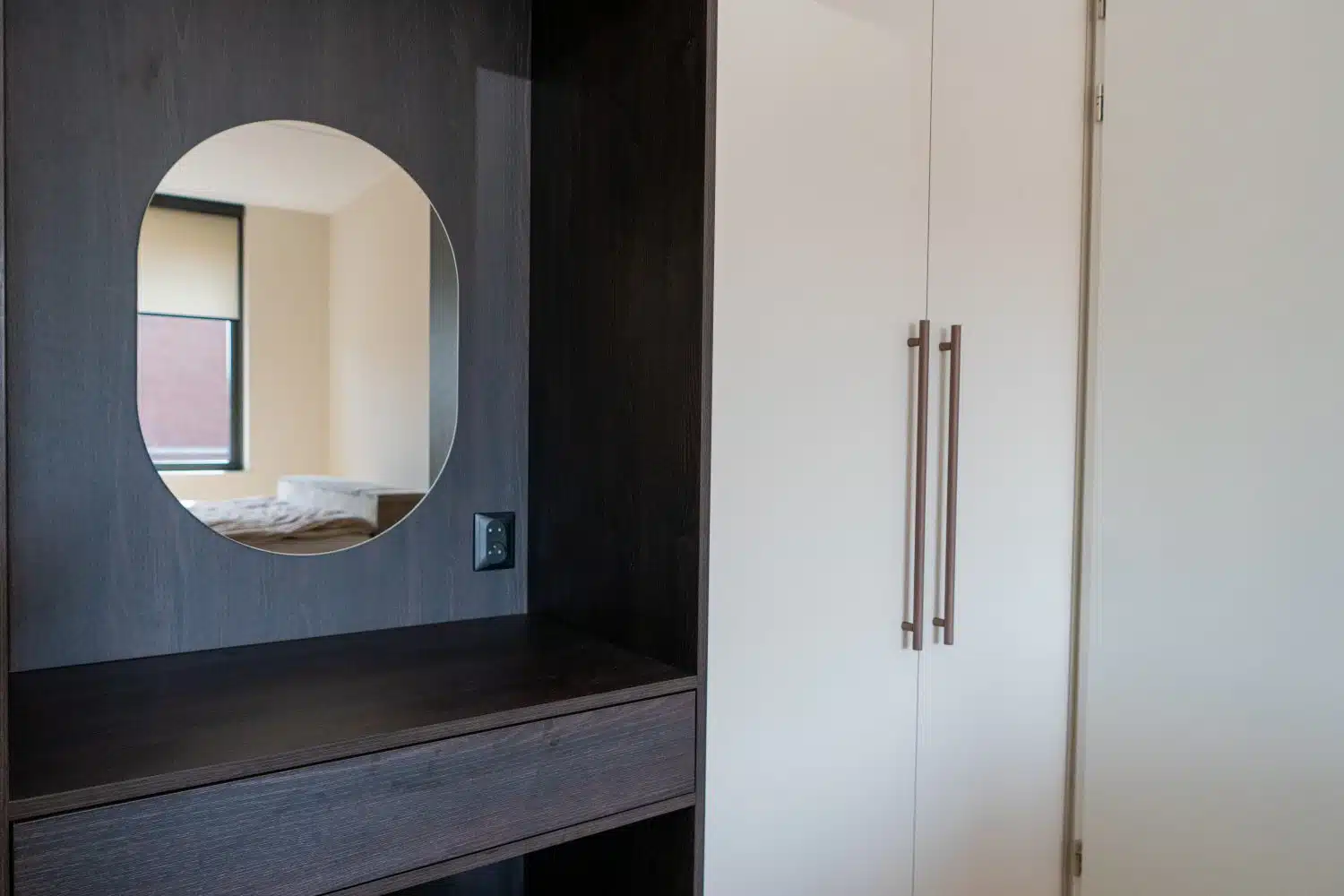 Luxe maatwerk kledingkast met centrale kaptafel en spiegel in Woudenberg