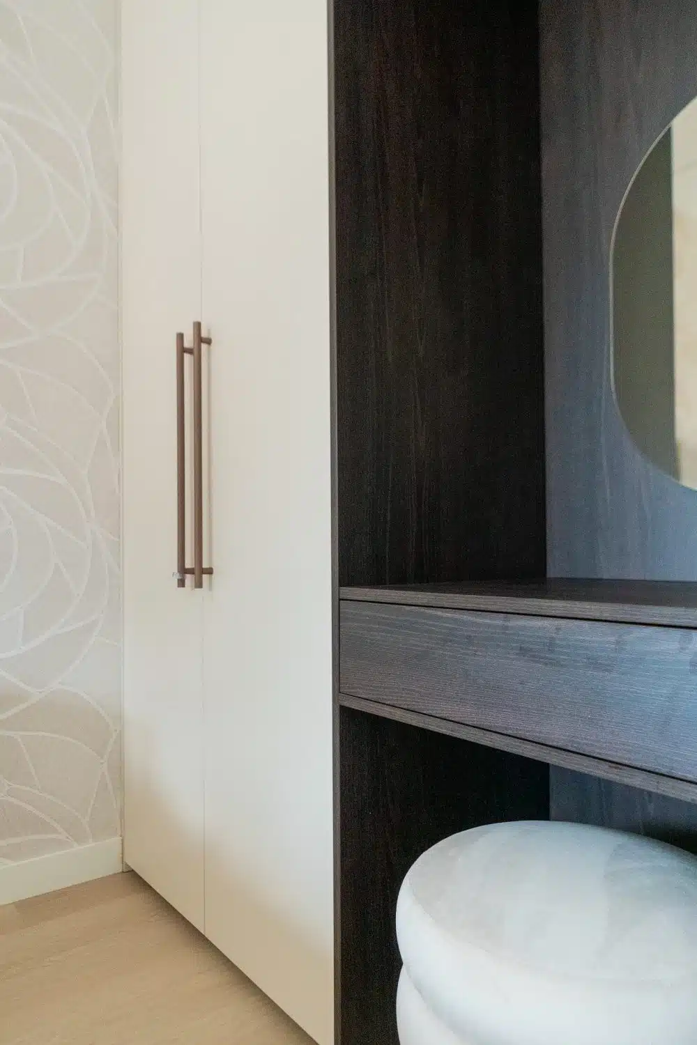 Maatwerk nachtkastjes passend bij kledingkast in luxe slaapkamer Woudenberg