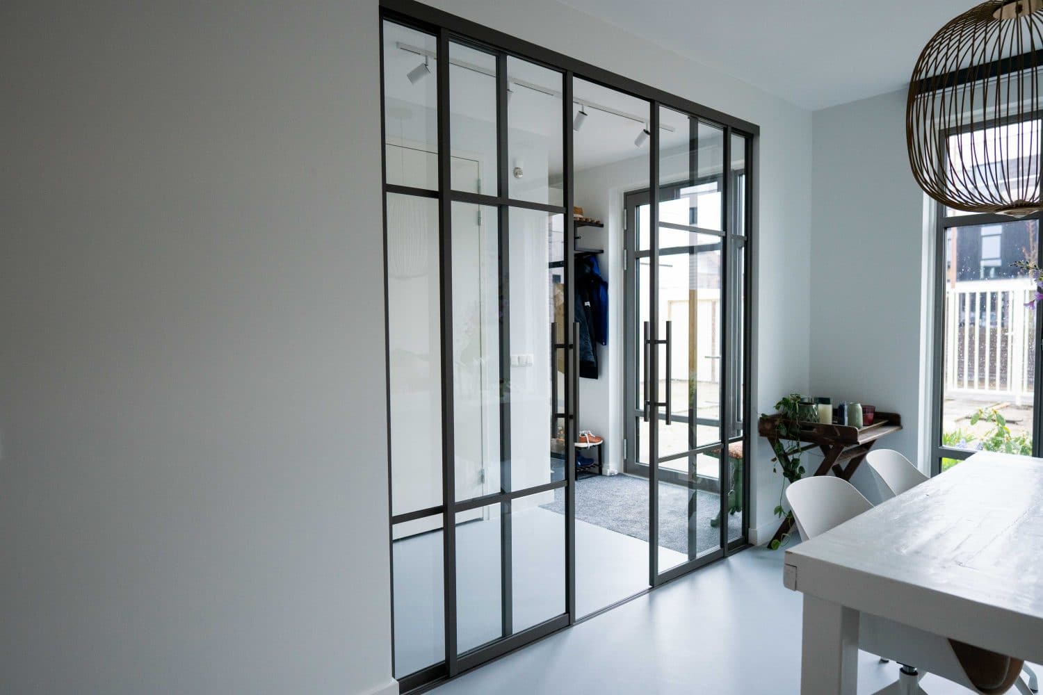 Nauwkeurig op maat gemaakte aluminium schuifwand van Stipt op Maat, met een eigentijds ontwerp en soepele schuifmechanismen, ideaal voor het optimaliseren van ruimte en stijl in uw interieur.