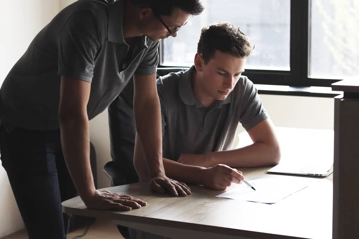 Stipt Op Maat - Ontmoet het gepassioneerde team achter Stipt op Maat, toegewijd aan het leveren van hoogwaardige maatwerkoplossingen voor uw huis of kantoor. Onze experts staan klaar om uw wensen te vervullen.