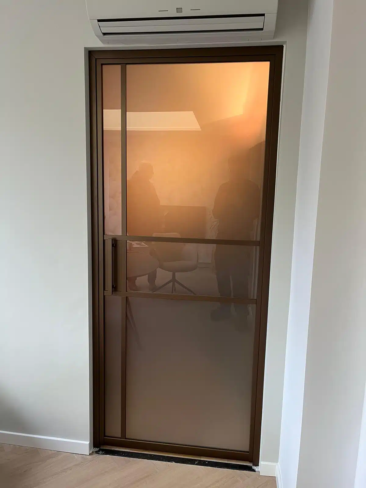 Ontdek de Tijdloze Elegantie van Bronzen Stalen Deuren bij Stipt Op Maat