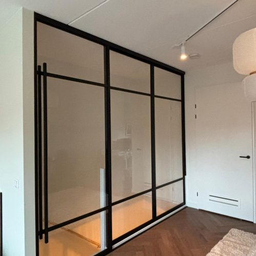 Op maat gemaakte schuifdeur voor trapopgang in Nijmegen