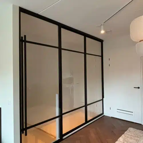 Op maat gemaakte schuifdeur voor trapopgang in Nijmegen