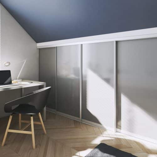 Moderne kledingkast met nieuwe schuifdeuren op maat, perfect passend in een nisconstructie.