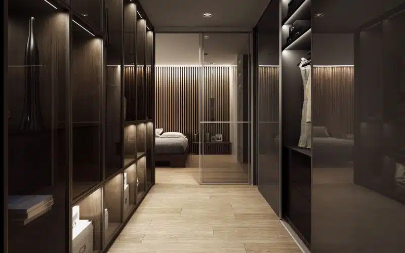 Ingebouwde LED-verlichting in maatwerk kledingkast, perfect weggewerkt in plank en zijkant