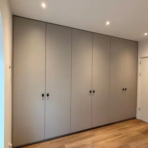 Garderobekast op maat ontworpen en gerealiseerd in Driebergen